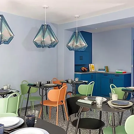 Otel Un En La Rochelle (Charente-Maritime)